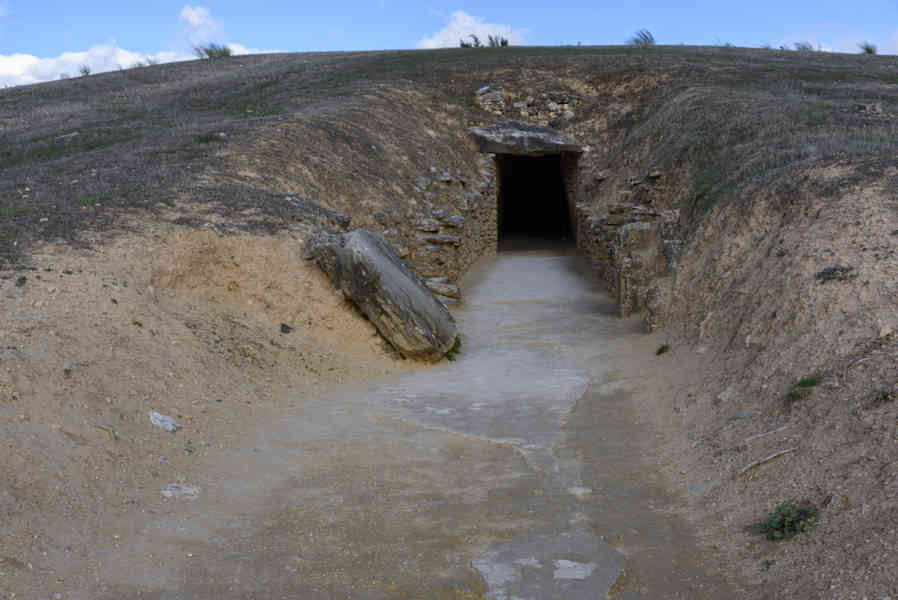 Málaga - Antequera 53 - Dólmenes de Antequera - Dolmen El Romeral.jpg